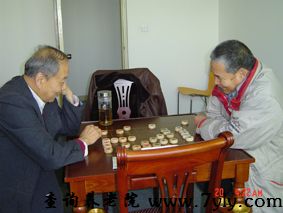 北京太阳城银龄老年公寓老人们正专注下棋