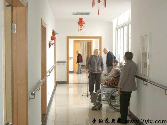 上海日月星养老院宽敞明亮的走廊