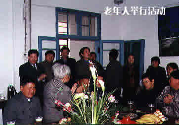 上海市新场镇敬老院(庆恩老年康乐院)老人们在一起享受人生