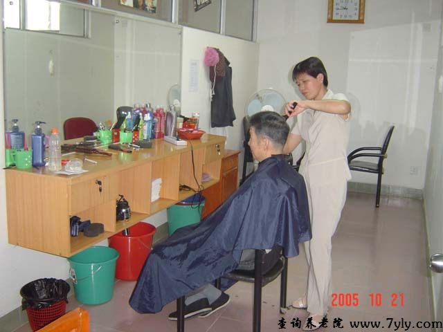 广州友好老年公寓内设有理发店，定时为老人们理发
