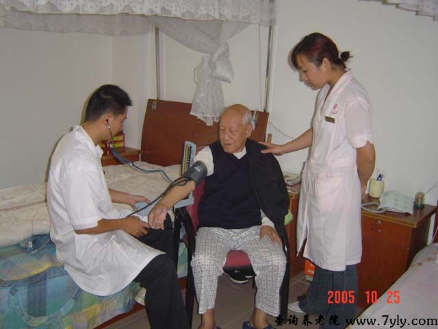 广州友好老年公寓医生定时为老人做身体检查