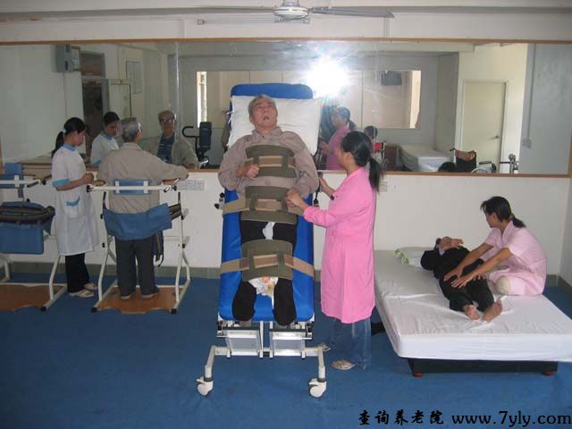 广州友好老年公寓老人们利用先进的康复仪器锻炼身体