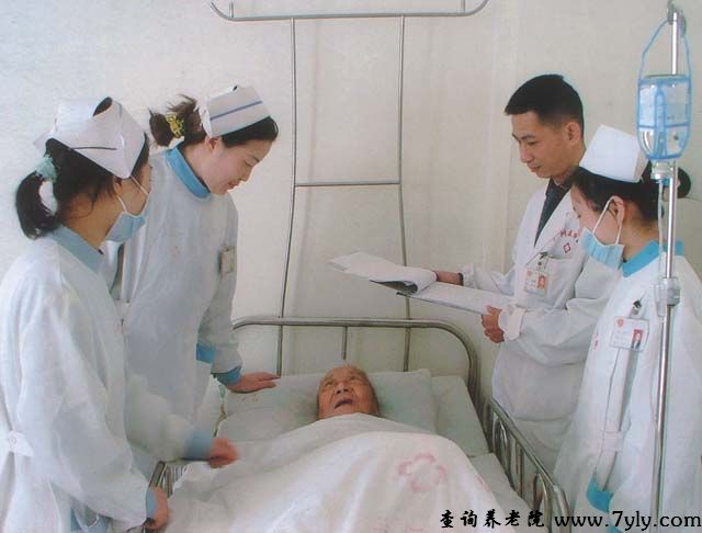 广州友好老年公寓医生、护士们进行查房并慰问老人