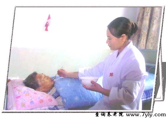 大连白云养老院护理人员无微不至地照顾老人