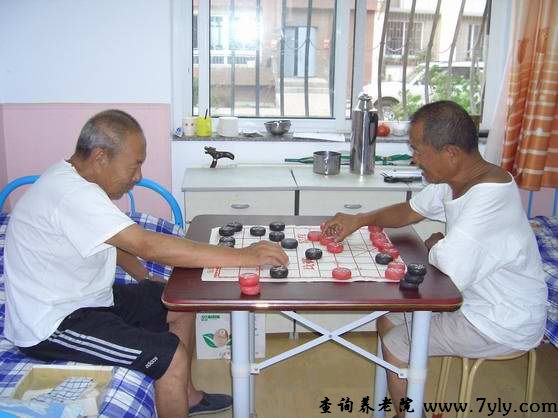大连幸福养老院老人们悠闲下棋