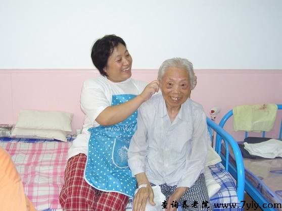大连幸福养老院护理人员为老人理发