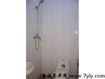 大连静秀养老院卫生间
