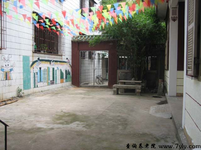厦门市滋生堂老年公寓后院