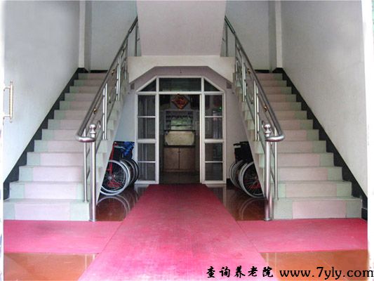 厦门市明爱老人服务中心双边楼梯可在逃生中起到巨大作用