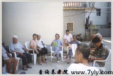 厦门市明爱老人服务中心大家坐在一起闲聊