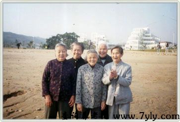 厦门市明爱老人服务中心傍晚外出海边散步