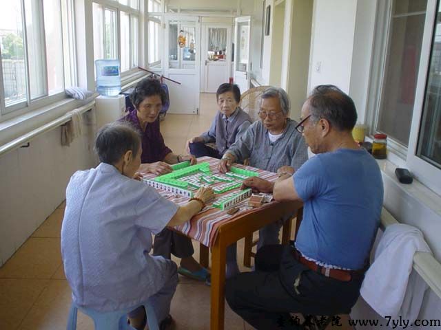 上海市南汇区下沙敬老院休闲娱乐打打牌