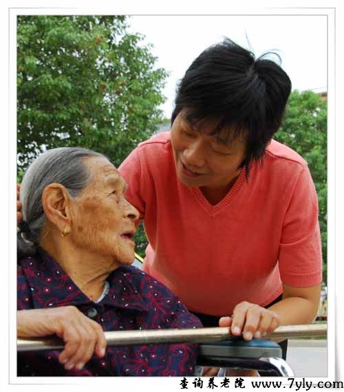 上海市九亭敬老院季兰英院长对老人嘘寒问暖
