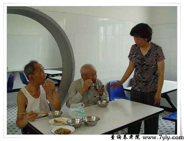 上海市九亭敬老院季兰英院长关心老人饮食