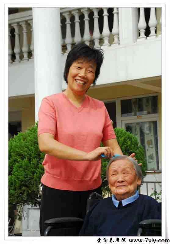 上海市九亭敬老院为老人梳头