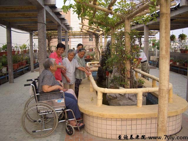 广州路加颐养院老人们正赏花