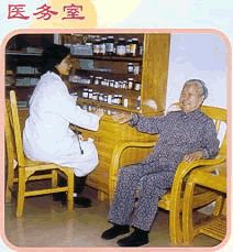 广州市钟落潭镇敬老院医生正为入住老人例行检查