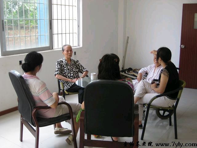广州市虹桥老人托养中心老人们在一起聊天
